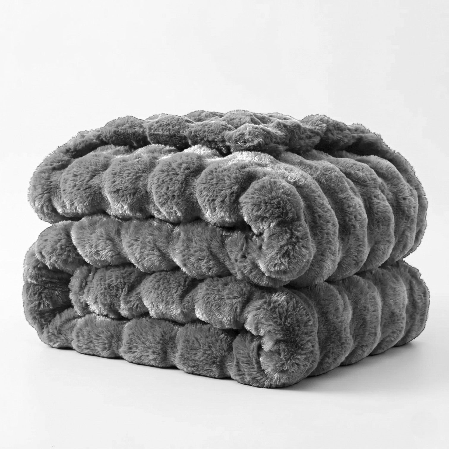 Sulainu Living | Faux Fur Blanket – Sculpted Plush Comfort